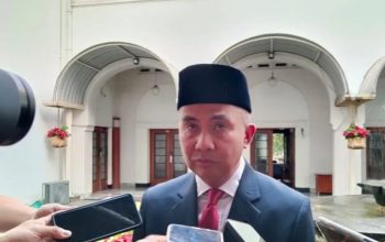 Penjabat Gubernur Jawa Barat Bey Triadi Machmudin memberikan keterangan kepada pers di Gedung Sate Bandung, Selasa (3/10/2023). (Ricky Prayoga)