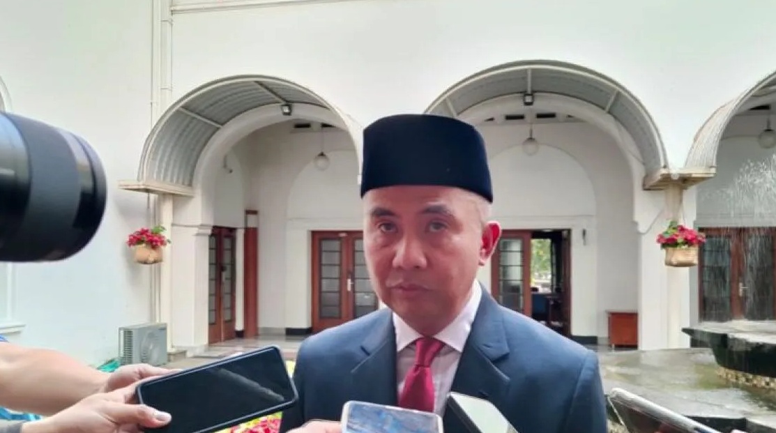 Penjabat Gubernur Jawa Barat Bey Triadi Machmudin memberikan keterangan kepada pers di Gedung Sate Bandung, Selasa (3/10/2023). (Ricky Prayoga)