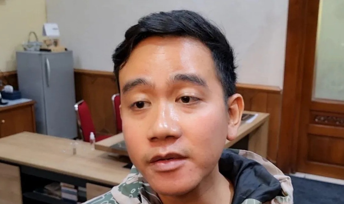 Wali Kota Surakarta Gibran Rakabuming Raka memberikan keterangan kepada wartawan di Solo, Jawa Tengah, Jumat (27/10/2023).(Aris Wasita)