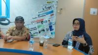 Ketua KPU Jawa Barat, Ummi Wahyuni (kanan) saat memberikan penjelasan di Graha Pena Bogor, Jumat (27/10/2023)