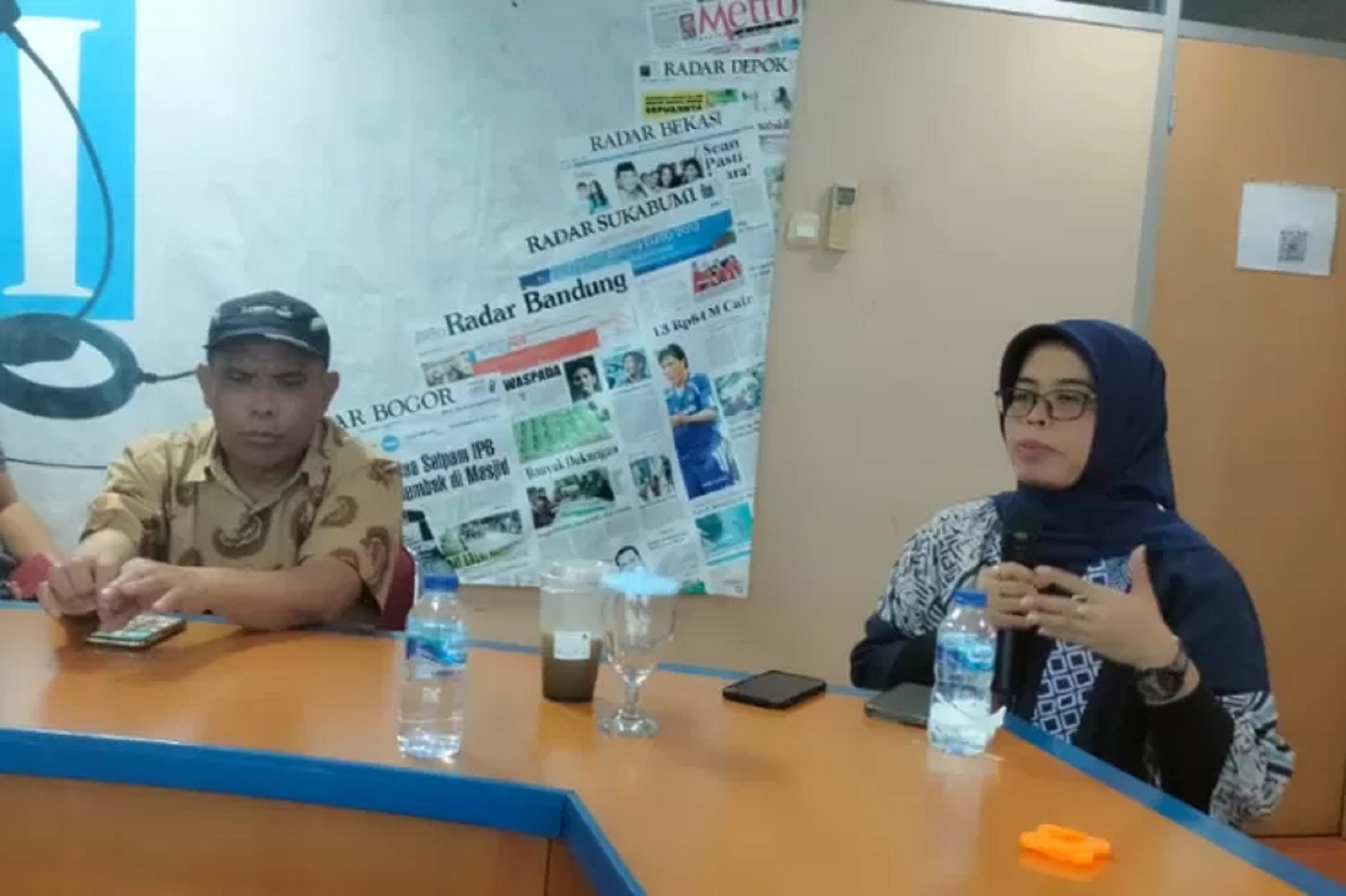 Ketua KPU Jawa Barat, Ummi Wahyuni (kanan) saat memberikan penjelasan di Graha Pena Bogor, Jumat (27/10/2023)