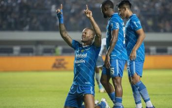 Pesepak bola Persib Bandung David DA Silva (kiri) melakukan selebrasi seusai mencetak gol ke gawang Persita saat pertandingan BRI Liga 1 di Stadion Gelora Bandung Lautan Api, Bandung, Jawa Barat, Minggu (1/10/2023). (Agung Rajasa)