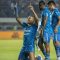Pesepak bola Persib Bandung David DA Silva (kiri) melakukan selebrasi seusai mencetak gol ke gawang Persita saat pertandingan BRI Liga 1 di Stadion Gelora Bandung Lautan Api, Bandung, Jawa Barat, Minggu (1/10/2023). (Agung Rajasa)