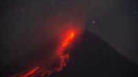 Luncuran lava pijar Gunung Merapi terlihat dari Turi, Sleman, DI Yogyakarta, Rabu (19/7/2023). (Hendra Nurdiyansyah)