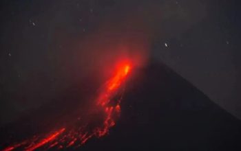 Luncuran lava pijar Gunung Merapi terlihat dari Turi, Sleman, DI Yogyakarta, Rabu (19/7/2023). (Hendra Nurdiyansyah)