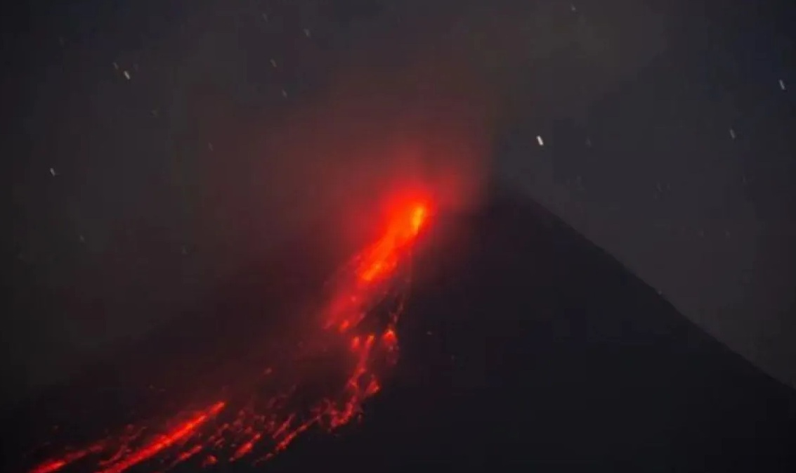 Luncuran lava pijar Gunung Merapi terlihat dari Turi, Sleman, DI Yogyakarta, Rabu (19/7/2023). (Hendra Nurdiyansyah)