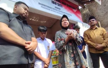 Menteri Sosial Tri Rismaharini (kedua kanan) bersama Wakil Bupati Garut Helmi Budiman (kanan) usai menemui seorang remaja yang putus sekolah karena harus merawat ibunya yang menderita ODGJ di Desa Mekarjaya, Kecamatan Tarogong Kaler, Kabupaten Garut, Jawa Barat, Senin (30/10/2023). (Feri Purnama)