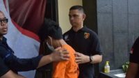 Pelaku penipuan modus rekrutmen kerja di perusahaan ternama dihadirkan petugas saat ungkap kasus di Mapolres Metro Bekasi, Selasa (3/10/2023). (Pradita Kurniawan Syah).