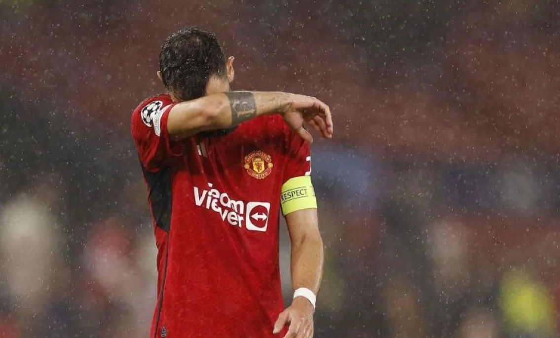 Pemain Manchester United Bruno Fernandes menutupi wajahnya seusai timnya kalah melawan Galatasaray pada pertandingan Grup A Liga Champions di Stadion Old Trafford, Manchester, Inggris, Rabu (4/10/2023). Setan Merah gagal meraih kemenangan dari Galatasaray dengan skor 2-3. ​​​​​​​(Reuters/Jason Cairnduff/nym)