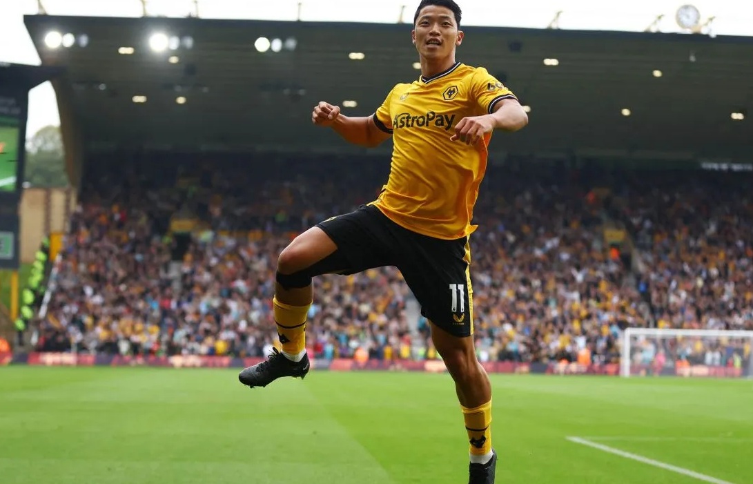 Ilustrasi - Pesepak bola Wolverhampton Wanderers Hwang Hee-chan melakukan selebrasi setelah mencetak gol ke gawang Liverpool dalam laga lanjutan Liga Inggris, di Stadion Molineux, Wolverhampton, Inggris, Sabtu (16/9/2023). (Reuters-Matthew Childs/hp).