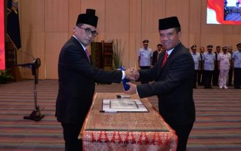 Menhub Budi Karya Sumadi (kiri) melantik Marsekal Madya TNI Kusworo sebagai Kepala Badan Nasional Pencarian dan Pertolongan (Basarnas) yang baru. (BKIP Kemenub)
