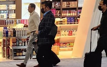 Menteri Pertanian Syahrul Yasin Limpo (kedua kiri) berjalan keluar setibanya dari luar negeri di Terminal 3 Bandara Soekarno Hatta, Tangerang, Banten, Rabu (4/10/2023). (Izzah Syafitri)