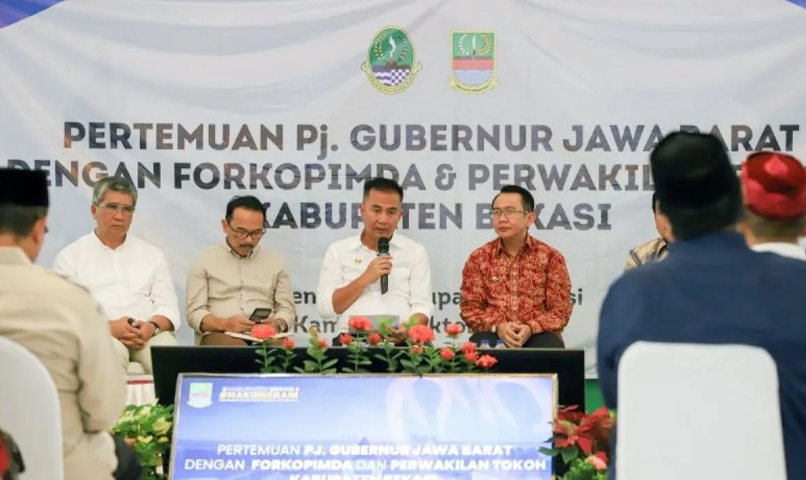Penjabat Gubernur Jawa Barat Bey Triadi Machmudin berdiskusi dengan unsur forkopimda, tokoh masyarakat, serta tokoh agama Kabupaten Bekasi saat kunjungan kerja di Aula Pendopo Pemkab Bekasi, Kamis. (Pradita Kurniawan Syah).