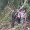 Polisi mengecek lokasi warga yang tertimpa pohon di hutan Kecamatan Peundeuy, Kabupaten Garut, Jawa Barat, (Polres Garut)