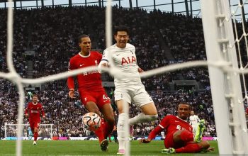 Striker Tottenham Hotspur Son Heung-min menceploskan bola ke gawang Liverpool dalam pertandingan Liga Inggris di Tottenham Hotspur Stadium, London, Sabtu (30/9/2023). (REUTERS/David Klein)