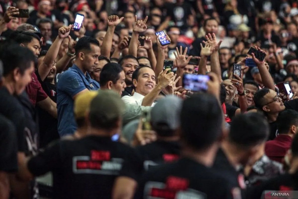 Presiden Joko Widodo (tengah) menyapa relawan saat menghadiri Konsolidasi Nasional Jaringan Relawan Alap-Alap Jokowi di Sentul International Convention Center (SICC), Kabupaten Bogor, Jawa Barat, Sabtu (7/10/2023). 
