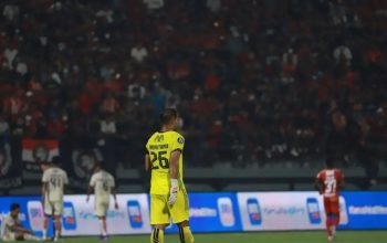 Kiper Persija Jakarta Andritany Ardhiyasa saat dalam pertandingan BRI Liga 1 yang mempertemukan Persija menghadapi Bali United yang berlangsung di Stadion Patriot Candrabaga, Bekasi, Minggu (24/09/2023). (BRI Liga 1)