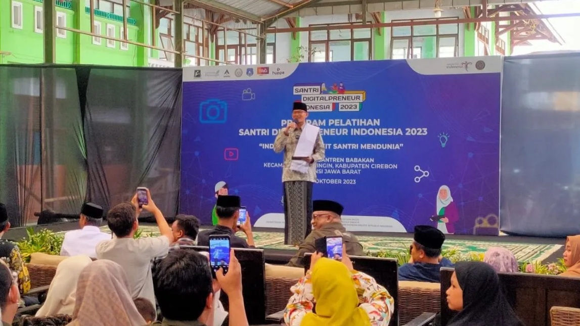 Menparekraf Sandiaga Uno saat memberikan sambutan resmi di Ponpes Babakan Ciwaringin, Cirebon, Jawa Barat, Minggu (8/10/2023). (Fathnur Rohman)