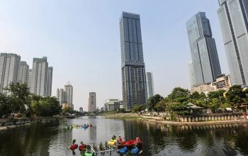 Petugas mengecek tanaman pada pot apung di Waduk Melati, Jakarta, Jumat (6/10/2023). Sudin Sumber Daya Air (SDA) Jakarta Pusat membuat konsep floating forest dengan sistem pot apung dan akan diperbanyak guna mendukung penghijauan sekaligus mengurangi polusi udara. (Asprilla Dwi Adha)
