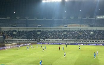 Situasi pertandingan Persib Bandung kontra Persita Tanggerang dalam lanjutan Liga 1 2023/2024 di Stadion GBLA, Bandung, (1/10/2023). (Rubby Jovan)