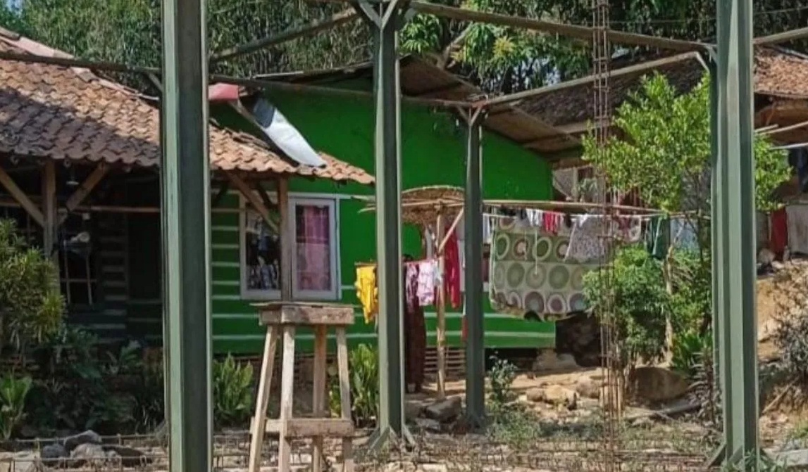 Pembangunan rumah warga penyintas gempa Cianjur, Jawa Barat, terbengkalai setelah pemilik rumah memercayakan pembangunan pada pihak ketiga atau kontraktor. (Ahmad Fikri)