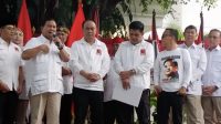 Ketum Projo Budi Arie Setiadi (ketiga dari kiri) dan Ketum Partai Gerindra Prabowo Subianto (kedua dari kiri) menyampaikan keterangan dalam deklarasi dukungan Projo terhadap Prabowo pada Pilpres 2024 di Jakarta, Sabtu (14/10/2023). (Uyu Septiyati Liman).