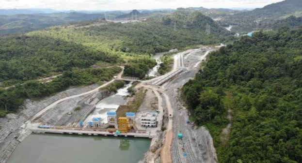 Bendungan PLTA Poso 1 yang didirikan di sungai outlet Danau Poso desa Sulewana, Kecamatan Pamona Utara, Kabupaten Poso, Sulawesi Tengah. Selasa, (24/11/2020) (Foto: VOA/