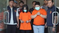 Kepolisian Resor Kawasan Bandara I Gusti Ngurah Rai, Tuban, Bali menggiring dua pelaku pencurian L (24) dan SP (18) asal Bogor yang mencuri uang di Bandara Internasional I Gusti Ngurah Rai, Bali. (Humas Polres Bandara I Gusti Ngurah Rai)