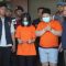 Kepolisian Resor Kawasan Bandara I Gusti Ngurah Rai, Tuban, Bali menggiring dua pelaku pencurian L (24) dan SP (18) asal Bogor yang mencuri uang di Bandara Internasional I Gusti Ngurah Rai, Bali. (Humas Polres Bandara I Gusti Ngurah Rai)
