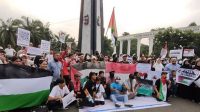 Aksi para pelajar dan anggota sejumlah komunitas dalam aksi unjuk rasa bela Palestina di area Tuju Kujang Kota Bogor, Jawa Barat, Ahad (15/10/2023) sore. (Linna Susanti)