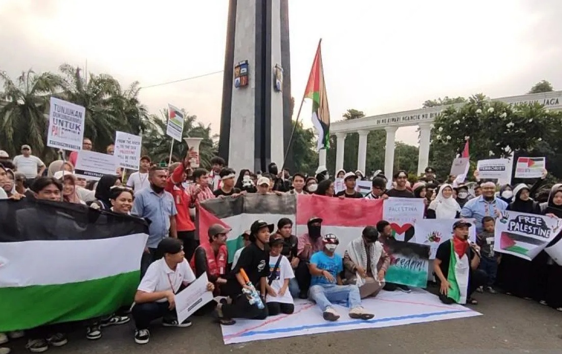 Aksi para pelajar dan anggota sejumlah komunitas dalam aksi unjuk rasa bela Palestina di area Tuju Kujang Kota Bogor, Jawa Barat, Ahad (15/10/2023) sore. (Linna Susanti)