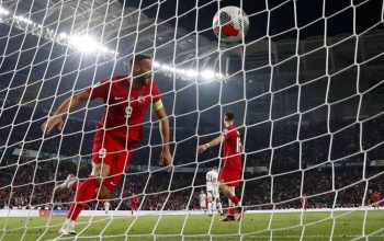 Pemain timnas Turki Cenk Tosun melakukan selebrasi setelah mencetak gol ke gawang Latvia saat pertandingan kualifikasi Grup D Euro 2024 di Konya Metropolitan Municipality Stadium, Konya, Turki, pada 1 Oktober 2023. (REUTERS/MURAD SEZER)