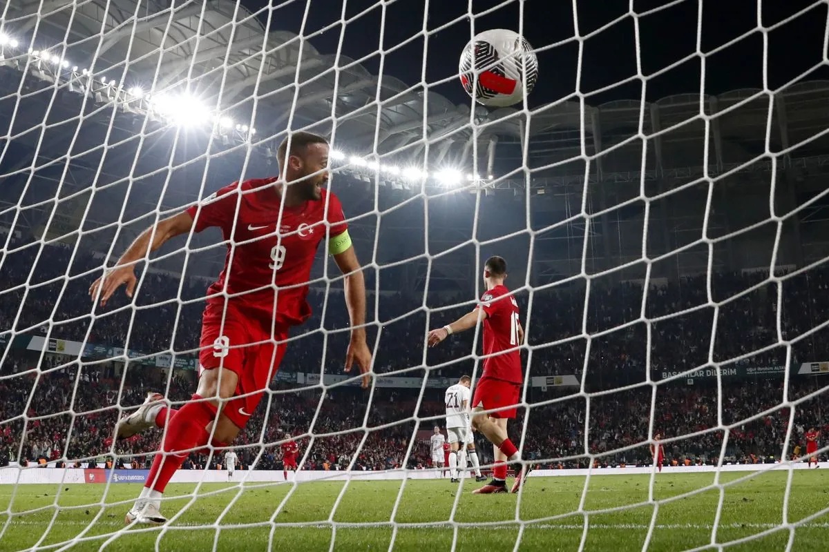 Pemain timnas Turki Cenk Tosun melakukan selebrasi setelah mencetak gol ke gawang Latvia saat pertandingan kualifikasi Grup D Euro 2024 di Konya Metropolitan Municipality Stadium, Konya, Turki, pada 1 Oktober 2023. (REUTERS/MURAD SEZER)