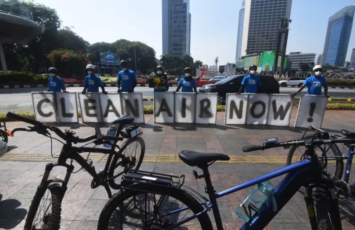 Sejumlah aktivis Greenpeace Indonesia membentangkan tulisan ÒClean Air NowÓ yang dikumpulkan dari debu polusi saat menggelar aksi di kawasan Bundaran HI, Jakarta, Jumat (22/9/2023). (Indrianto Eko Suwarso)