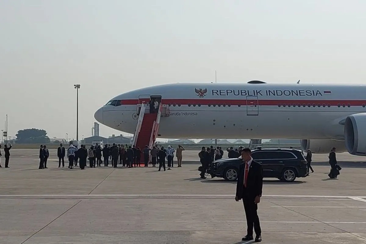Presiden Joko Widodo bertolak menuju Beijing dan Riyadh menggunakan Pesawat Kepresidenan di Lapangan Udara VVIP Terminal 3, Bandara Soekarno-Hatta, Tangerang, Banten, Senin (16/10/2023). (Andi Firdaus)