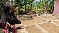 Penyintas gempa di Desa Sukamahi, Kecamatan Sukaresmi, Kabupaten Cianjur, Jawa Barat, berharap pembangunan rumah kembali dapat dituntaskan karena ditinggal kontraktor nakal.(Ahmad Fikri)