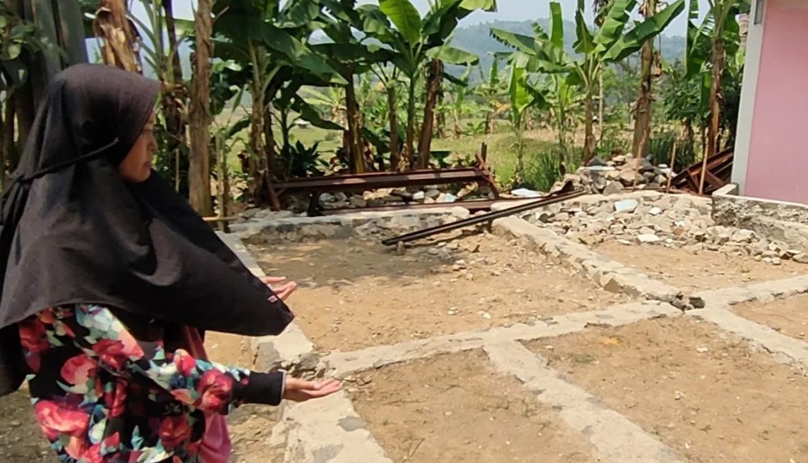 Penyintas gempa di Desa Sukamahi, Kecamatan Sukaresmi, Kabupaten Cianjur, Jawa Barat, berharap pembangunan rumah kembali dapat dituntaskan karena ditinggal kontraktor nakal.(Ahmad Fikri)