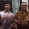 Bupati Sukabumi Marwan Hamami saat menunjukkan produk ubi madu yang dikembangkan para petani milenial di Kecamatan Kebonpedes, Kabupaten Sukabumi, Jabar.