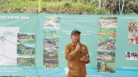 Direktur Pengendalian Kerusakan Lahan KLHK Edy Nugroho memaparkan tentang upaya pemulihan lahan bekas tambang rakyat di Penajam Paser Utara, Kalimantan Timur, Senin (16/10/2023). (KLHK)