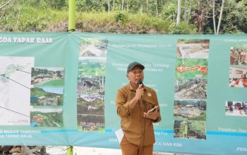 Direktur Pengendalian Kerusakan Lahan KLHK Edy Nugroho memaparkan tentang upaya pemulihan lahan bekas tambang rakyat di Penajam Paser Utara, Kalimantan Timur, Senin (16/10/2023). (KLHK)