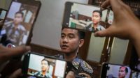 Wali Kota Solo Gibran Rakabuming Raka memberikan keterangan kepada wartawan di Balai Kota, Solo, Jawa Tengah, Selasa (17/10/2023). (Mohammad Ayudha)