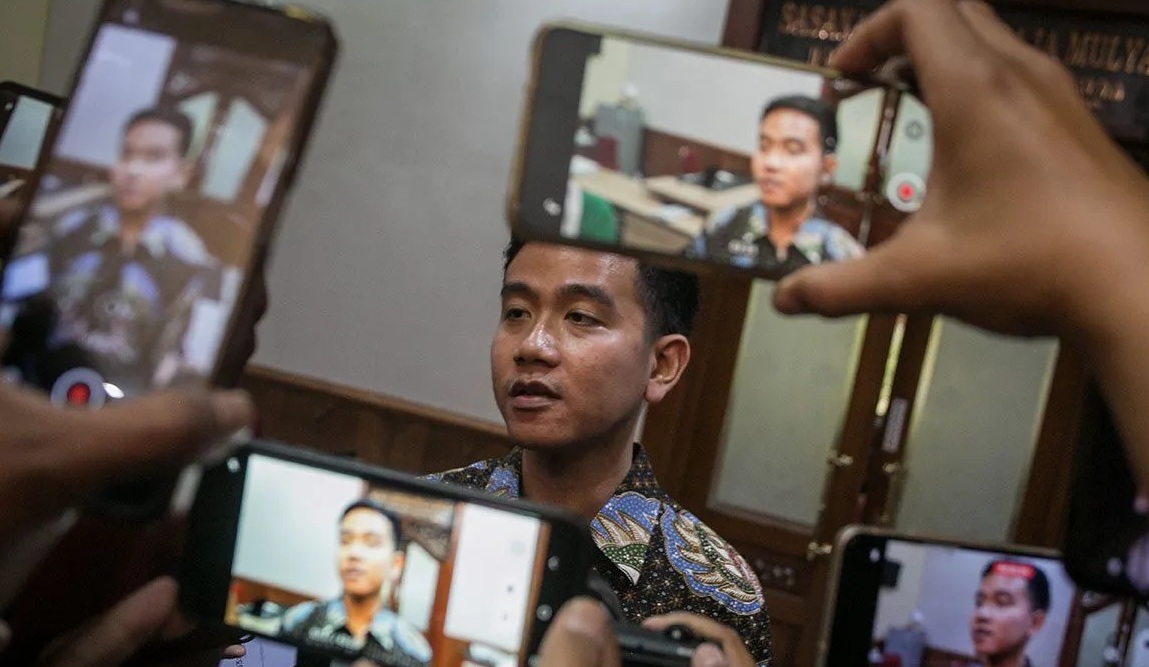 Wali Kota Solo Gibran Rakabuming Raka memberikan keterangan kepada wartawan di Balai Kota, Solo, Jawa Tengah, Selasa (17/10/2023). (Mohammad Ayudha)