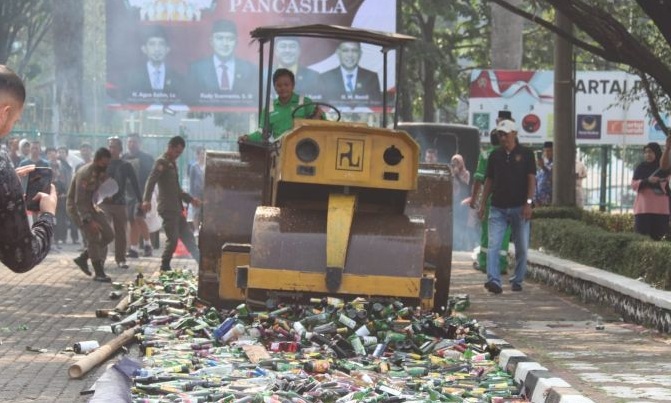 Bupati Bogor Iwan Setiawan memimpin pemusnahan ribuan botol miras di Lapangan Tegar Beriman, Cibinong, Kabupaten Bogor, Jawa Barat, Minggu (1/10/2023). (Humas Pemkab Bogor)