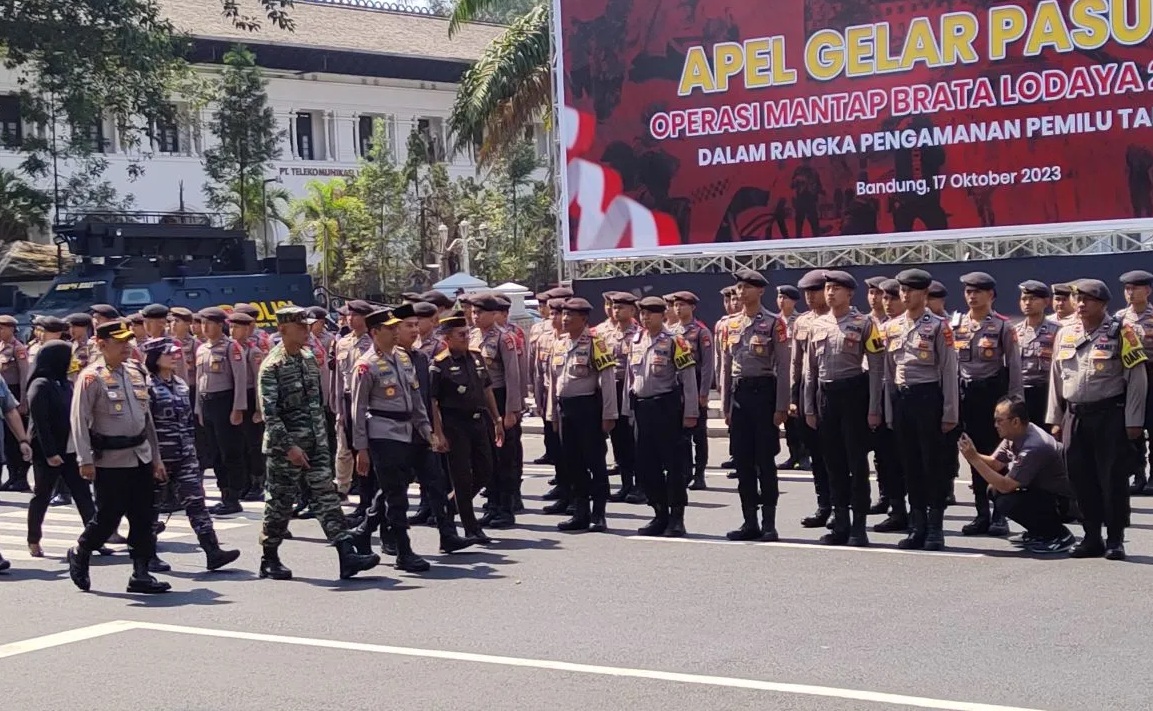 Kapolda Jabar Irjen pol Akhmad Wiyagus, PJ Gubernur Jawa Barat Bey Triadi Machmudin, Pangdam III Siliwangi Mayjen TNI Erwin Djatniko, dan jajaran Forkompinda Jawa Barat mengecek pasukan dalam apel gelar pasukan Operasi Mantap Brata Lodaya 2023 dalam rangka pengamanan pemilu 2024 di lapangan Gasibu Bandung, Selasa (17/10/2023). (Ricky Prayoga)