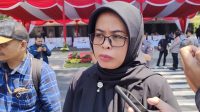Ketua KPU Jawa Barat Ummi Wahyuni saat memberikan keterangan usai apel gelar pasukan Operasi Mantap Brata Lodaya 2023 di depan Gedung Sate Bandung, Jawa Barat, Selasa (17/10/2023). (Ricky Prayoga)