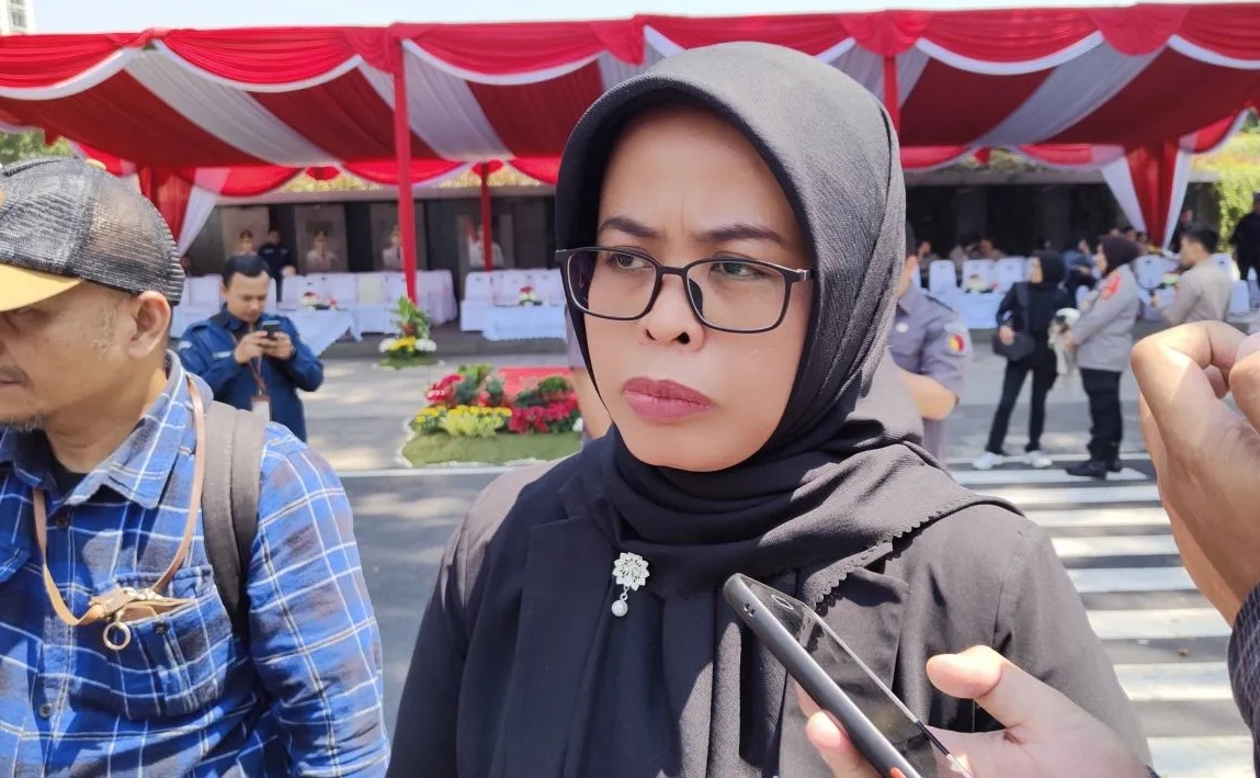 Ketua KPU Jawa Barat Ummi Wahyuni saat memberikan keterangan usai apel gelar pasukan Operasi Mantap Brata Lodaya 2023 di depan Gedung Sate Bandung, Jawa Barat, Selasa (17/10/2023). (Ricky Prayoga)