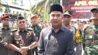 Penjabat Gubernur Jawa Barat (Jabar) Bey Triadi Machmudin memberikan keterangan setelaha menghadiri apel gelar pasukan Operasi Mantap Brata Lodaya 2023, di depan Gedung Sate Bandung, Selasa (17/10/2023).
