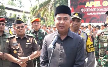 Penjabat Gubernur Jawa Barat (Jabar) Bey Triadi Machmudin memberikan keterangan setelaha menghadiri apel gelar pasukan Operasi Mantap Brata Lodaya 2023, di depan Gedung Sate Bandung, Selasa (17/10/2023).