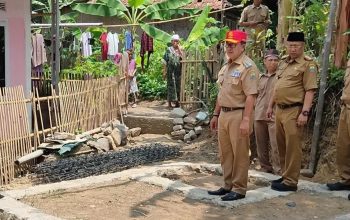 Bupati Cianjur Herman Suherman meninjau langsung pembangunan rumah milik warga penyintas gempa di Desa Sukamahi, Kecamatan Sukaresmi, yang ditinggal kontraktor.(Ahmad Fikri)