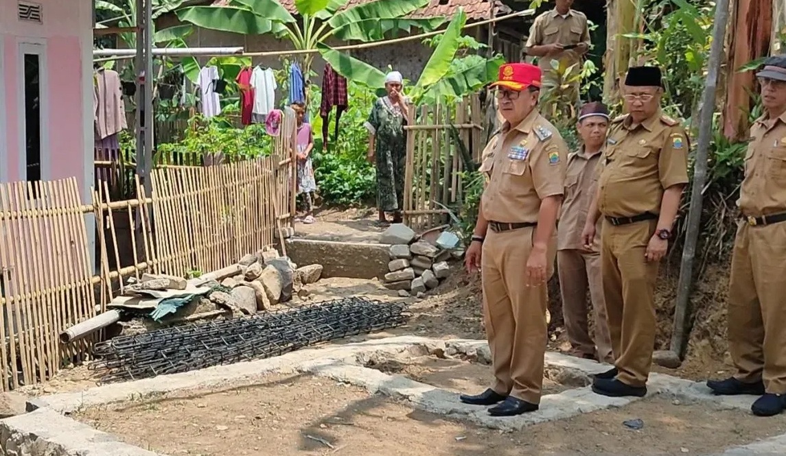 Bupati Cianjur Herman Suherman meninjau langsung pembangunan rumah milik warga penyintas gempa di Desa Sukamahi, Kecamatan Sukaresmi, yang ditinggal kontraktor.(Ahmad Fikri)